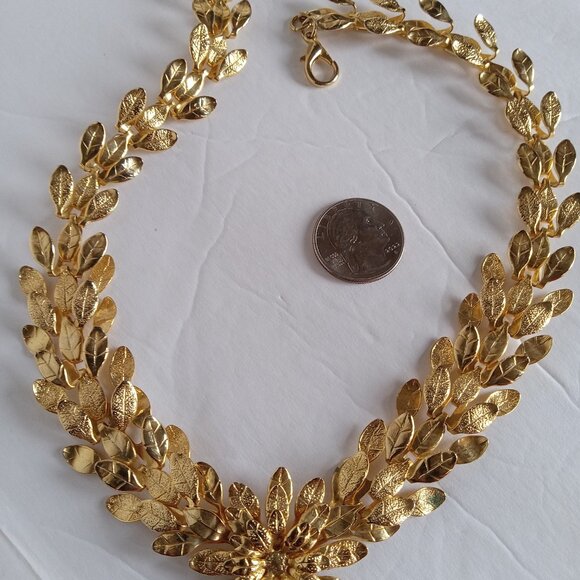 Absolutely STUNNING Unique Vintage 3D Goldtone Flower Necklace - Picture 7 of 9